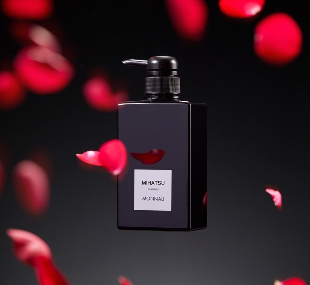 Черный шампунь для волос MIHATSU для ухода за редеющими волосами с функцией реконструкции волоса и уходом за кожей головы Monnali Mihatsu Shampoo — купить в Japrise Черный шампунь для волос MIHATSU для ухода за редеющими волосами с функцией реконструкции волоса и уходом за кожей головы Monnali Mihatsu Shampoo — фото товара MONNALI